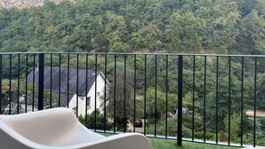 A balcony with a view of a mountain and a house. - Tranquil Matlock Bath Retreat With 2 Bedrooms (Matlock)