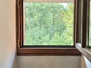 A window with a view of dense green foliage. - Apartment 'In den Bäumen' – Quiet Apartment on the Edge of the Forest near Freiburg (Bollschweil)