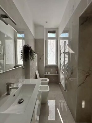 Doccia, asciugacapelli, bidet, asciugamani