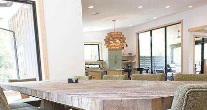 Large 5 bed, 5 bath Cabin at Treehouse Resort, Sleeps 13