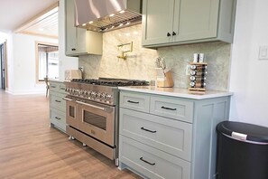 Coffee/tea maker, fridge, microwave, stovetop - Large 5 bed, 5 bath Cabin at Treehouse Resort, Sleeps 13 (Hot Springs National Park)