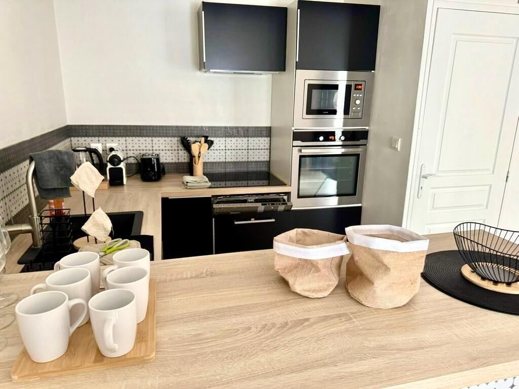 Coffee/tea maker, fridge, microwave, oven