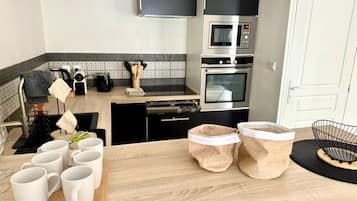 Coffee/tea maker, fridge, microwave, oven