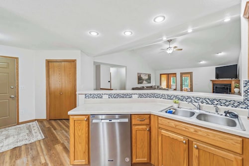 Sleeps 11, 4BR | Spacious Family Stay