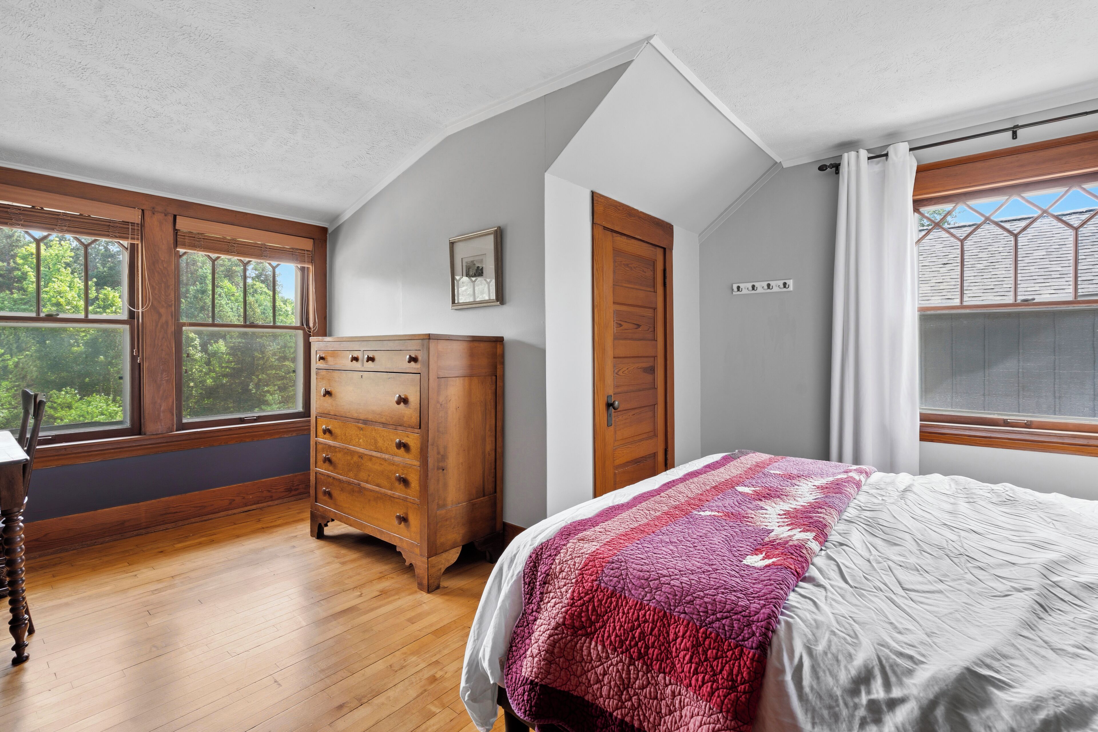 Desk, WiFi, bed sheets