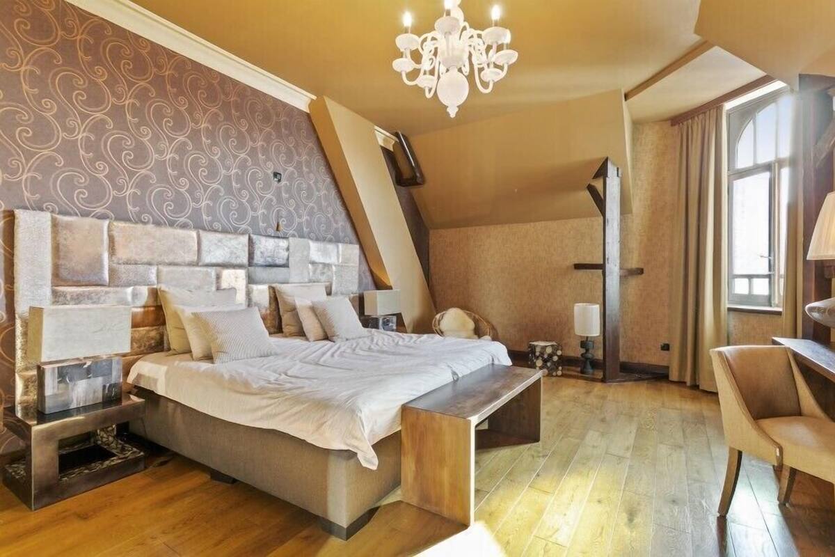 Deluxe Suite, City View | Living area