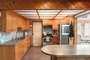 Private kitchen - Stepping Stone Mountain House | Luxury Cedar Sauna | Great For Families (Beaver Mines)
