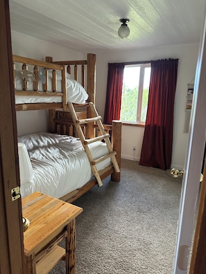 4 bedrooms, WiFi, bed sheets - Stepping Stone Mountain House | Luxury Cedar Sauna | Great For Families (Beaver Mines)