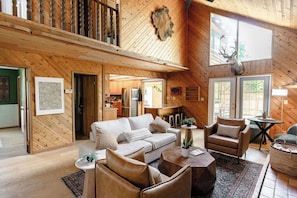 Smart TV - Stepping Stone Mountain House | Luxury Cedar Sauna | Great For Families (Beaver Mines)