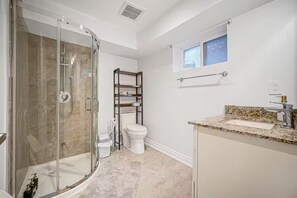 Shower, hair dryer, towels, soap - Executive Home • Walk to Yonge • Central (Toronto)