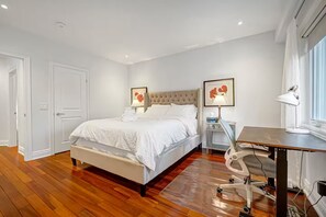 WiFi, bed sheets - Executive Home • Walk to Yonge • Central (Toronto)