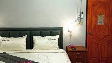 Superior-Studiosuite, Stadtblick | Italienische Bettbezüge von Frette, hochwertige Bettwaren