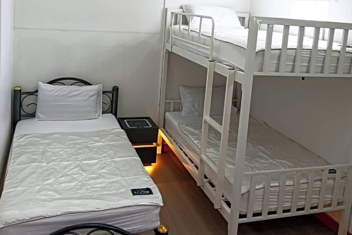 Trippelrum i japansk stil - utsikt mot staden | Italienska Frette-lakan och sängtillbehör av högsta kvalitet