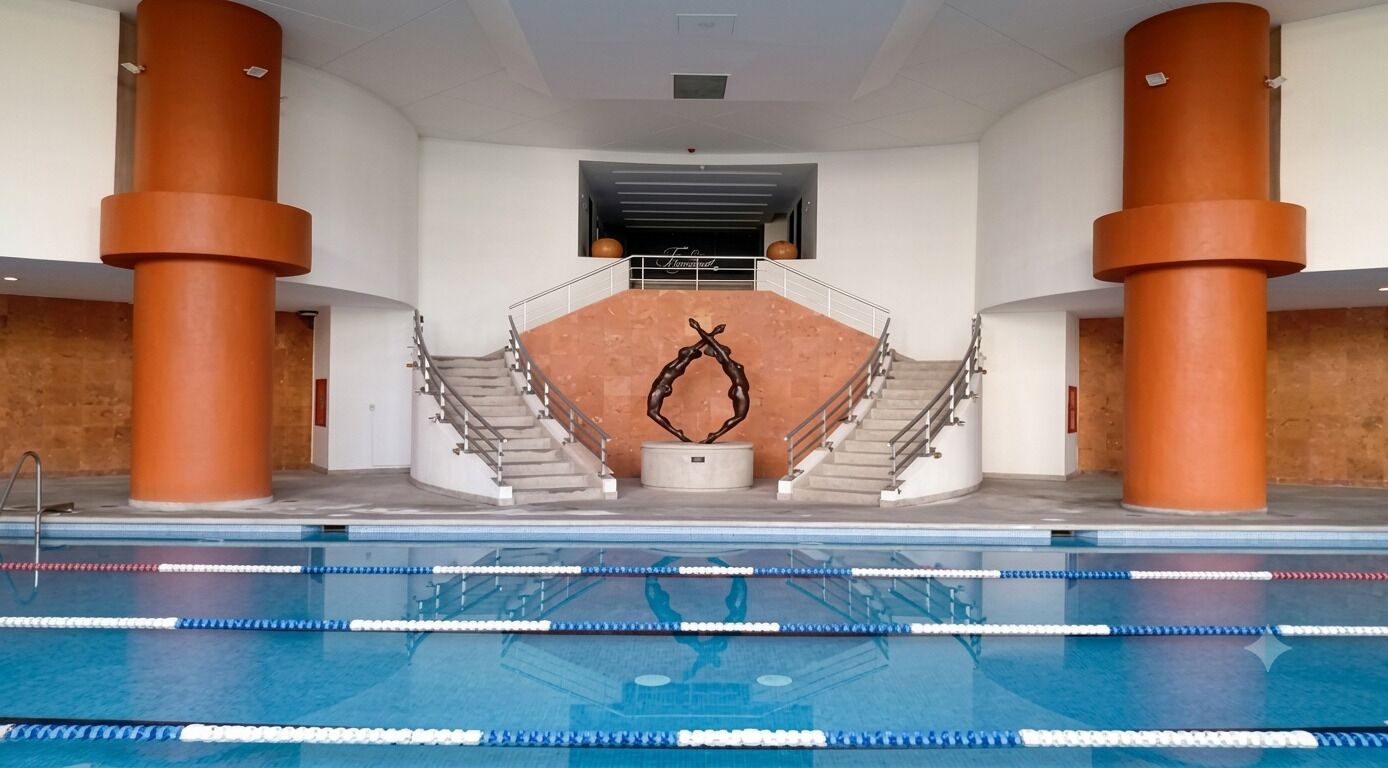 Una piscina cubierta, una piscina al aire libre