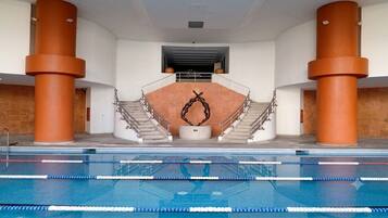 Una piscina cubierta, una piscina al aire libre