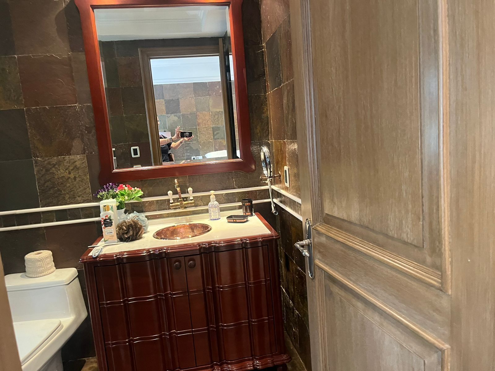 Bañera de hidromasaje, secador de pelo, toallas y papel higiénico