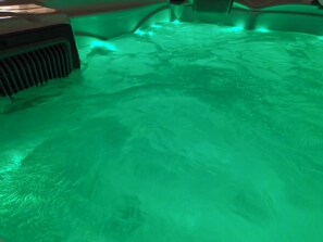 Ein Zimmer mit einer Badewanne, einer Heizung und einem Wasserhahn.