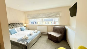 Desk, iron/ironing board, WiFi, bed sheets