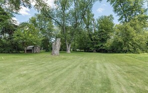 Property grounds - Peaceful little house in quiet neighborhood of Maryland Heights (Maryland Heights)