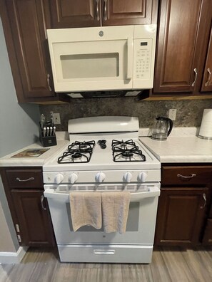 Private kitchen - Peaceful little house in quiet neighborhood of Maryland Heights (Maryland Heights)
