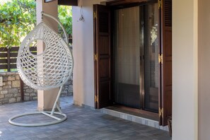 Exterior detail - Aura Sea & Shadow Villa, Aigio - 4BR by ΜΡS (Toumpa)