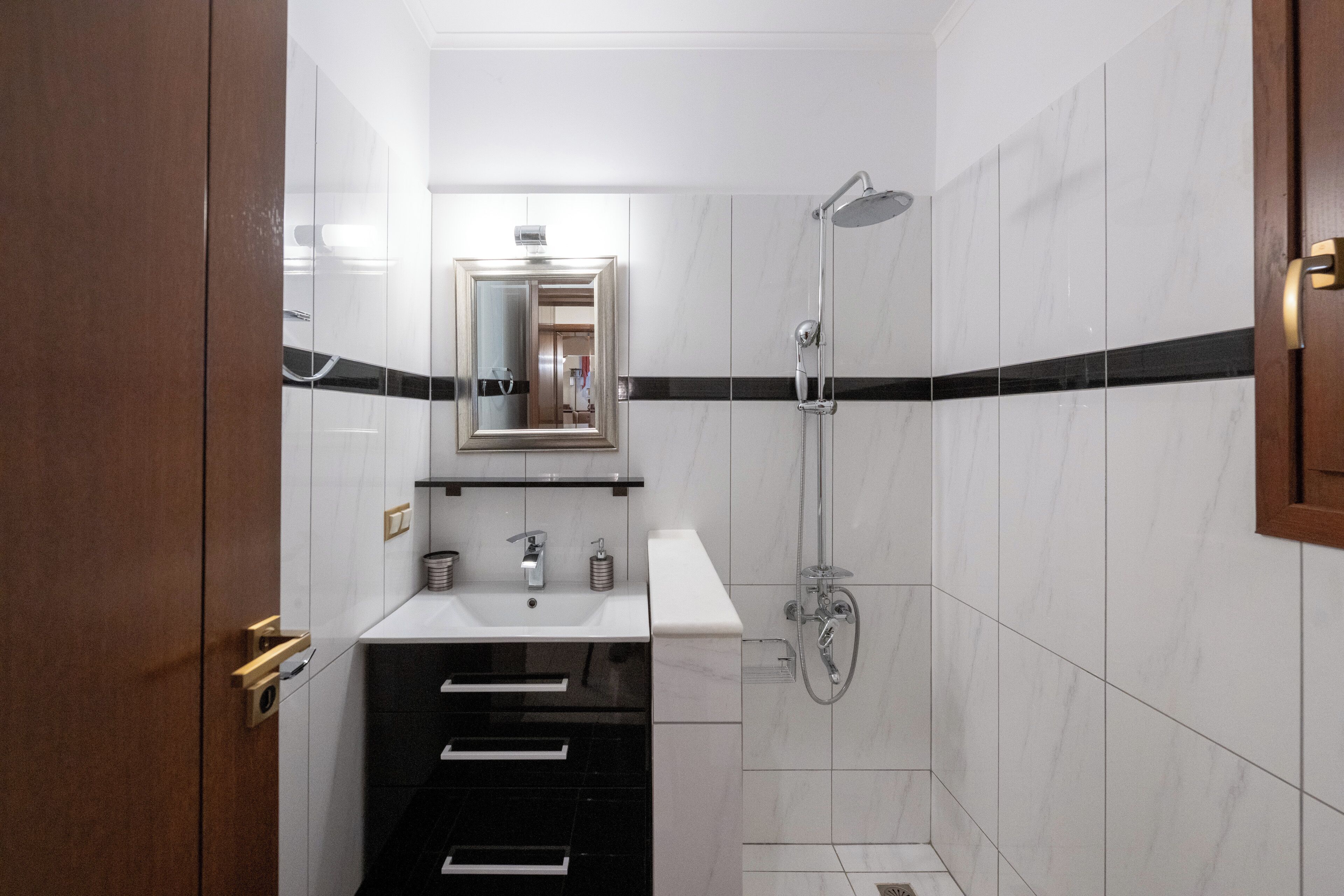 Secadora de cabello, toallas, jabón, papel de baño 
