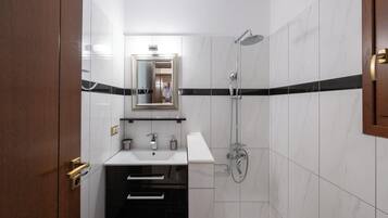 Secadora de cabello, toallas, jabón, papel de baño
