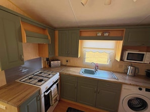 Fridge, microwave, oven, stovetop - Luxury Caravan Situated on Holistic Wellbeing Site (Mablethorpe)