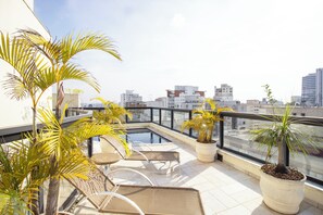A rooftop terrace with a swimming pool, lounge chairs, and potted plants. - Advance by Bhomy (São Paulo)