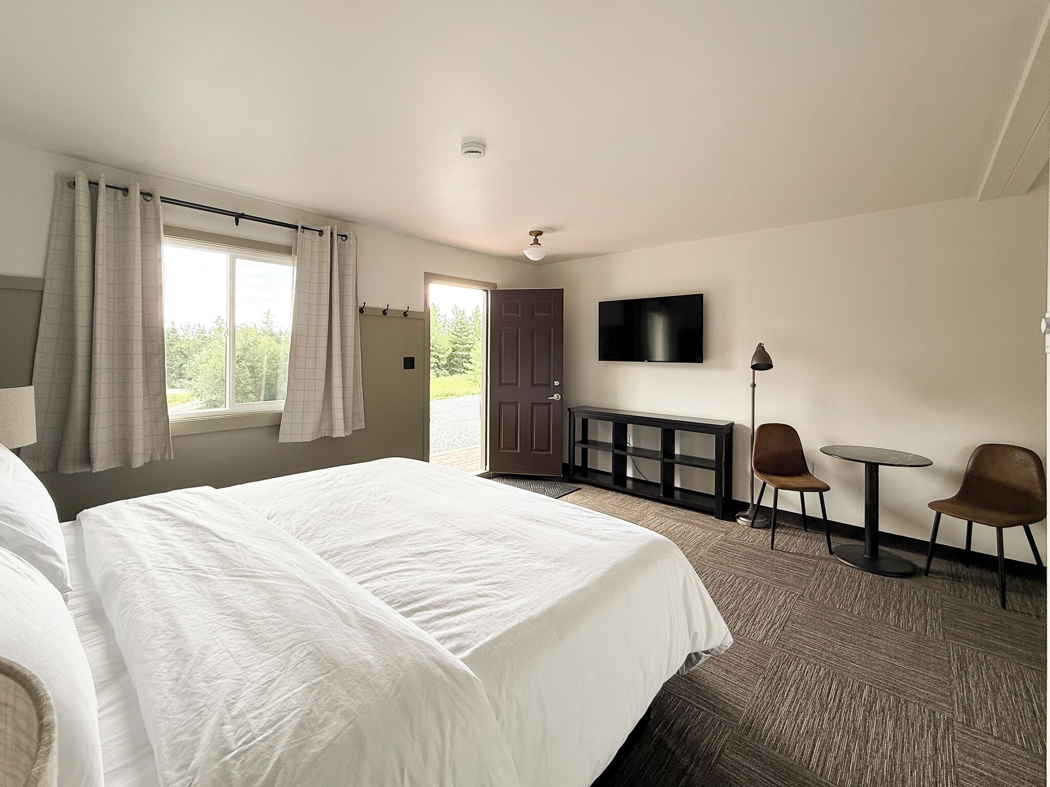 Superior Room, 1 King Bed, Non Smoking | Laptop workspace, blackout curtains, iron/ironing board (on request)