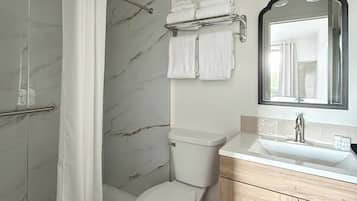Superior kamer, 1 kingsize bed, niet-roken | Badkamer | Gratis toiletartikelen, een haardroger, handdoeken, zeep