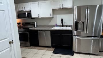 Coffee/tea maker, fridge, microwave, oven