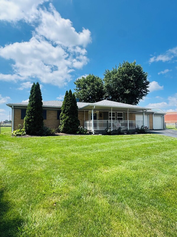 Exterior - Spacious 4-bedroom house in lovely Brownsburg (Brownsburg)