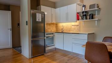 Cafetera y tetera, refrigerador, horno y parrilla de estufa