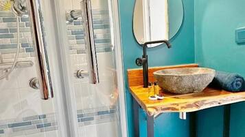 Serviettes fournies, savon, papier toilette