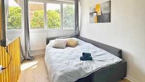 Iron/ironing board, WiFi, bed sheets