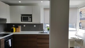 Eine moderne Küche mit Mikrowelle, Toaster und Spüle.