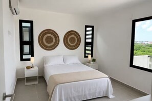 Tabla de planchar con plancha, wifi y ropa de cama 