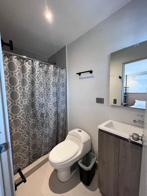 Shower, free toiletries, towels, soap - Loft 33 (Monterrey)