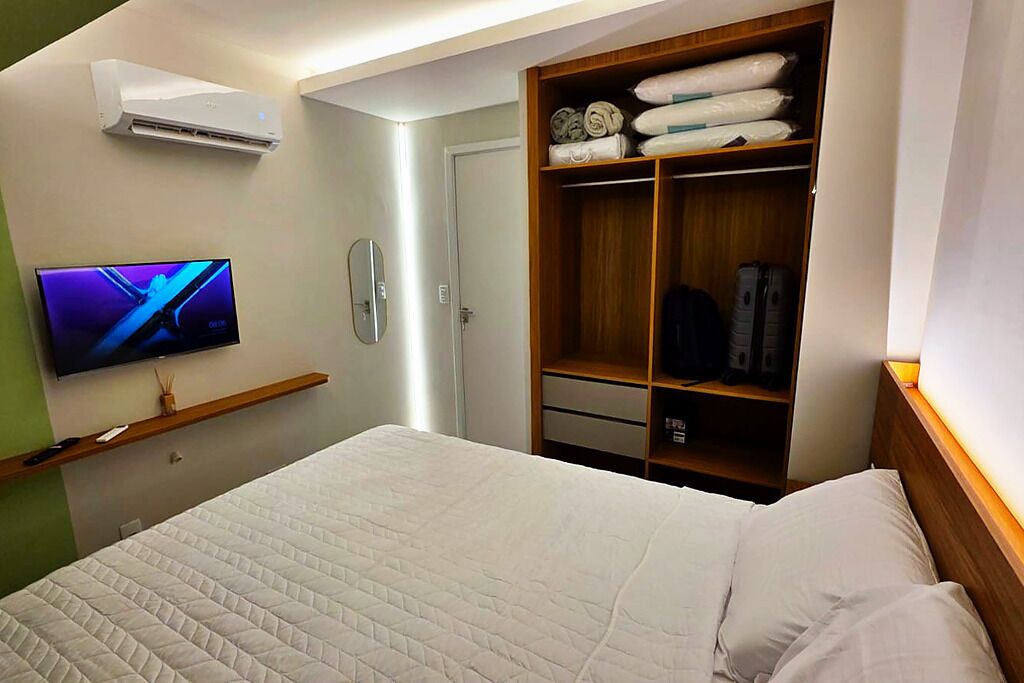 Een strijkplank/strijkijzer, wifi, beddengoed