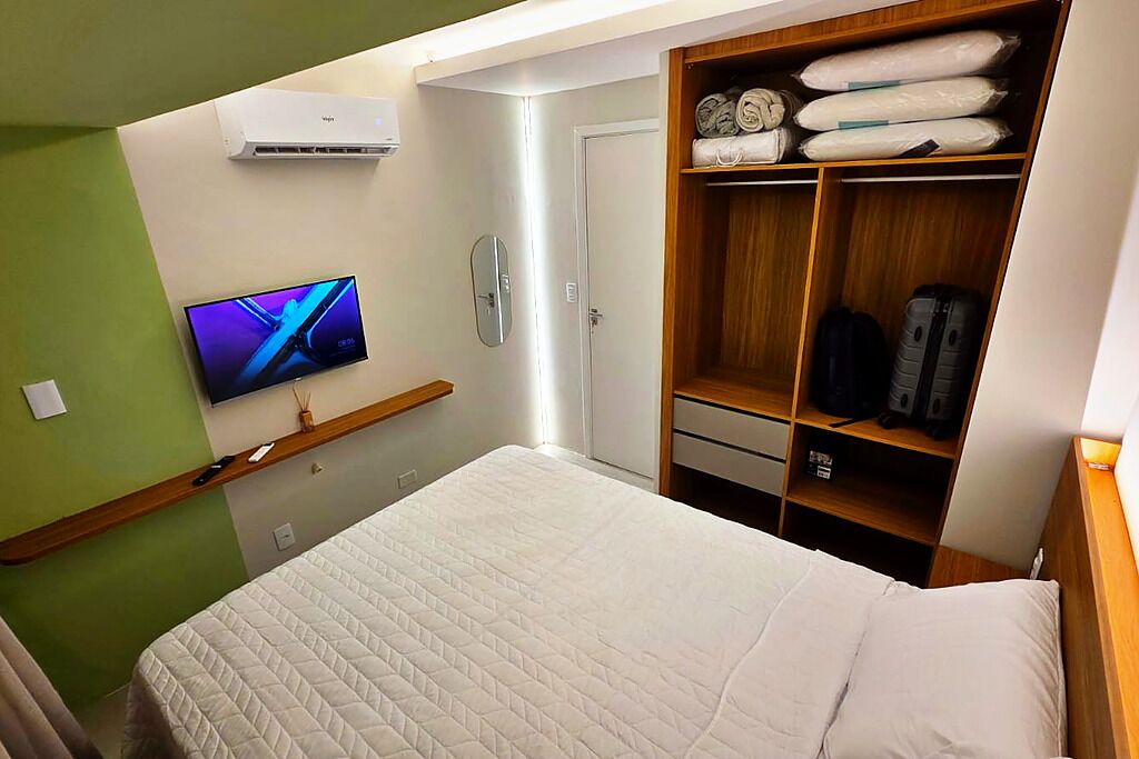 Tabla de planchar con plancha, wifi y ropa de cama 