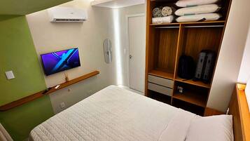 Tabla de planchar con plancha, wifi y ropa de cama