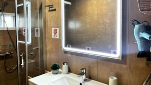 Hair dryer, towels, soap, toilet paper - Quiet family house close to the historic centre, thermal baths and hospital (Ourense)