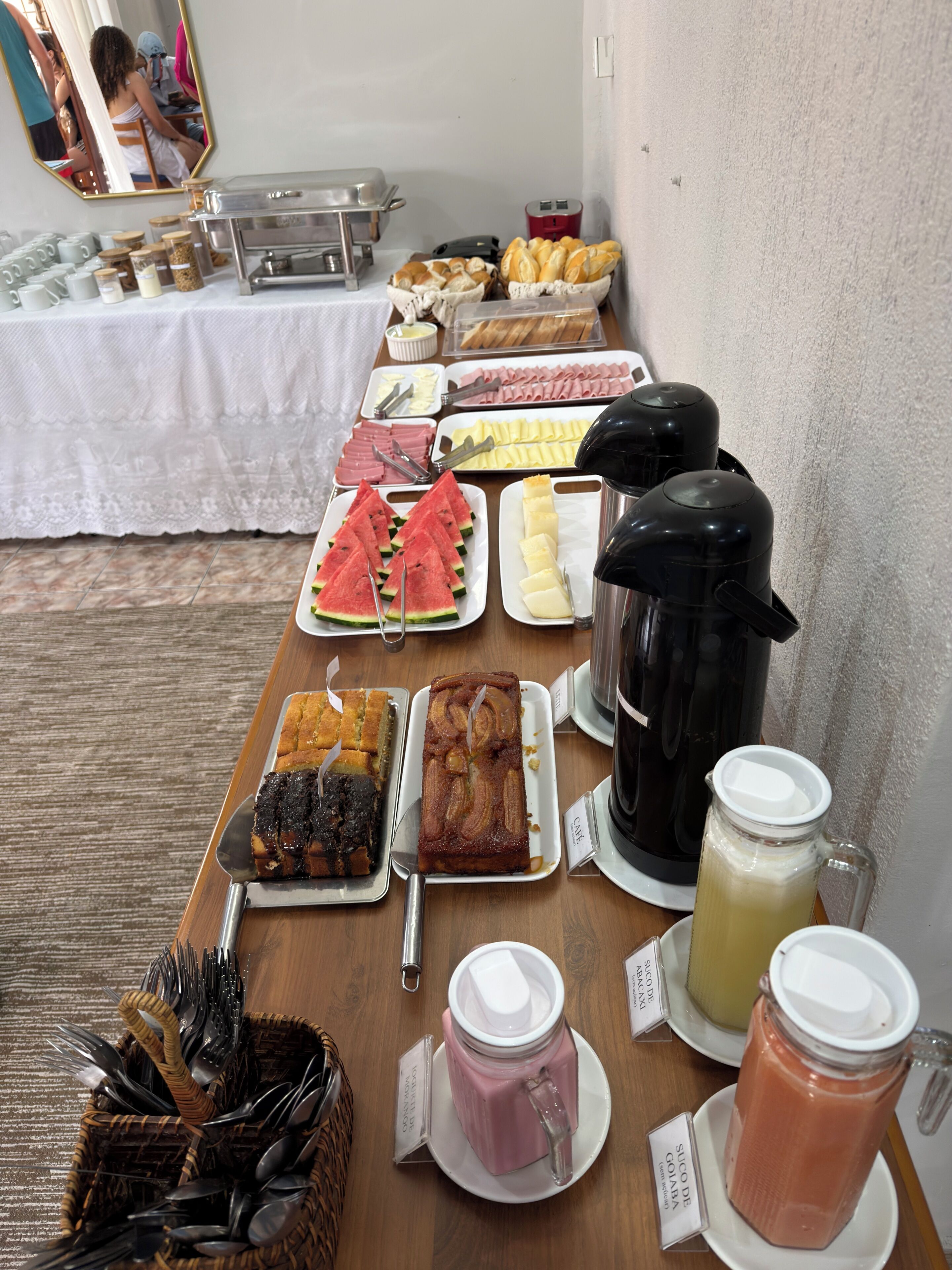 Una mesa de buffet con diversos alimentos y bebidas.