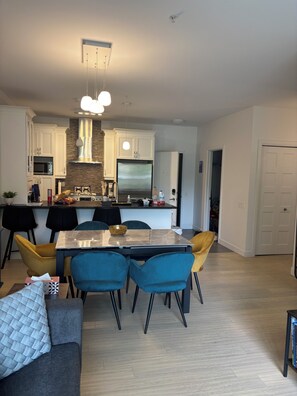 Dining - Le Diamant Bleu in Quebec City ~GYM~GARAGE~Downtown (Québec)