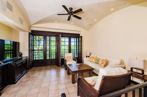 Living area - A Tranquil Villa Retreat Steps from Playa Mansita (Tamarindo)
