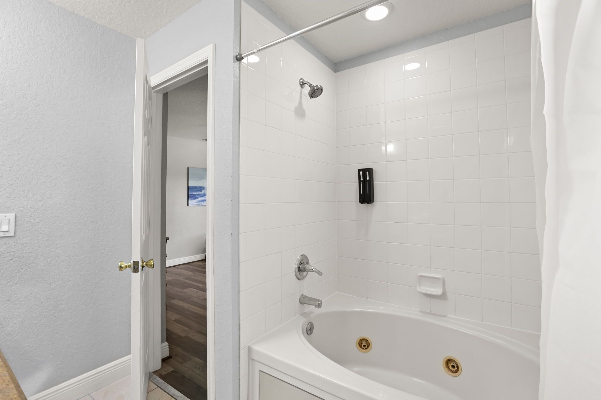 Un baño con bañera, ducha e inodoro.