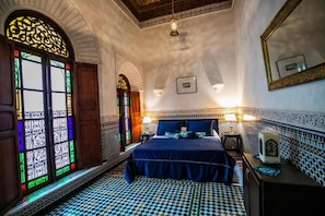 Family Suite, Balcony, City View | Peti besi dalam bilik, Wi-fi percuma 