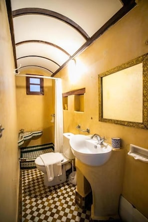 Deluxe Single Room, Balcony | Bilik Mandi | Tab mandi, pengering rambut, selipar, sabun 