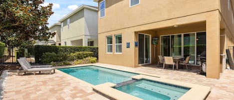 Un immeuble résidentiel doté d’une piscine, d’un espace extérieur aménagé et d’un jardin paysager.